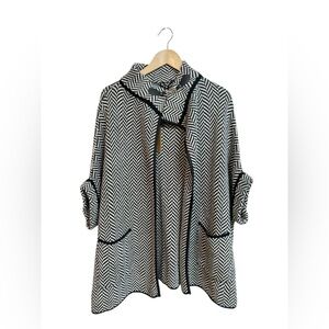 Steve Madden Cape Shawl Sweater Womens One Size Black White Short Sleeve Knitted